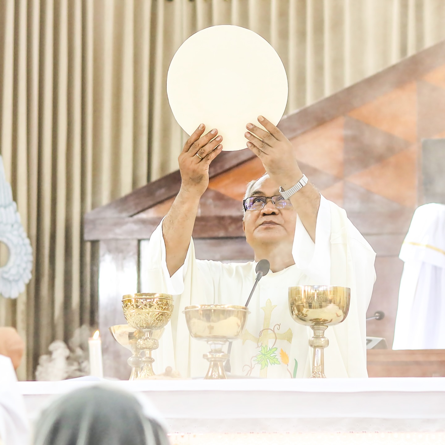 Umat mengikuti perayaan Misa di gereja